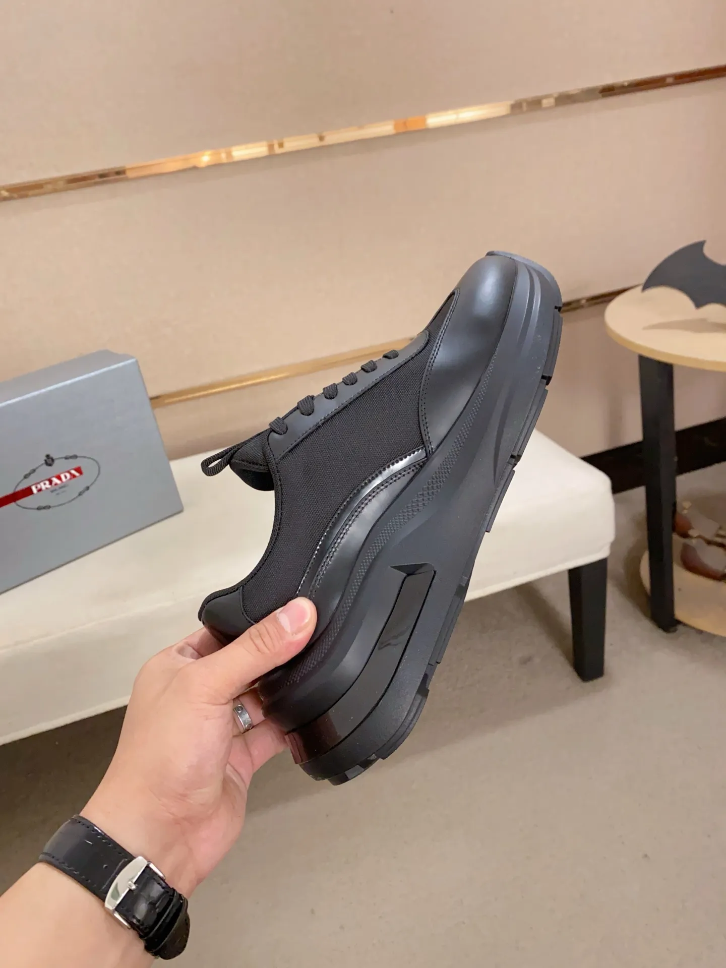 Men's shoes 💰 660💰 ✔️✔️✔️Higher version High-quality new PRADA (Prada) counters are launched simultaneously. The new men's shoes and 😘fabrics are made of high-tech glue-making technology. Lining: Full cowhide lining. 👍🏿 High-end ☄️ Air-cushion molded anti-slip foam outsole, exquisite lines, simple and elegant, comfortable and high-end for leisure travel. Code number: 38 to 44 (45 can be customized and cannot be returned or exchanged)